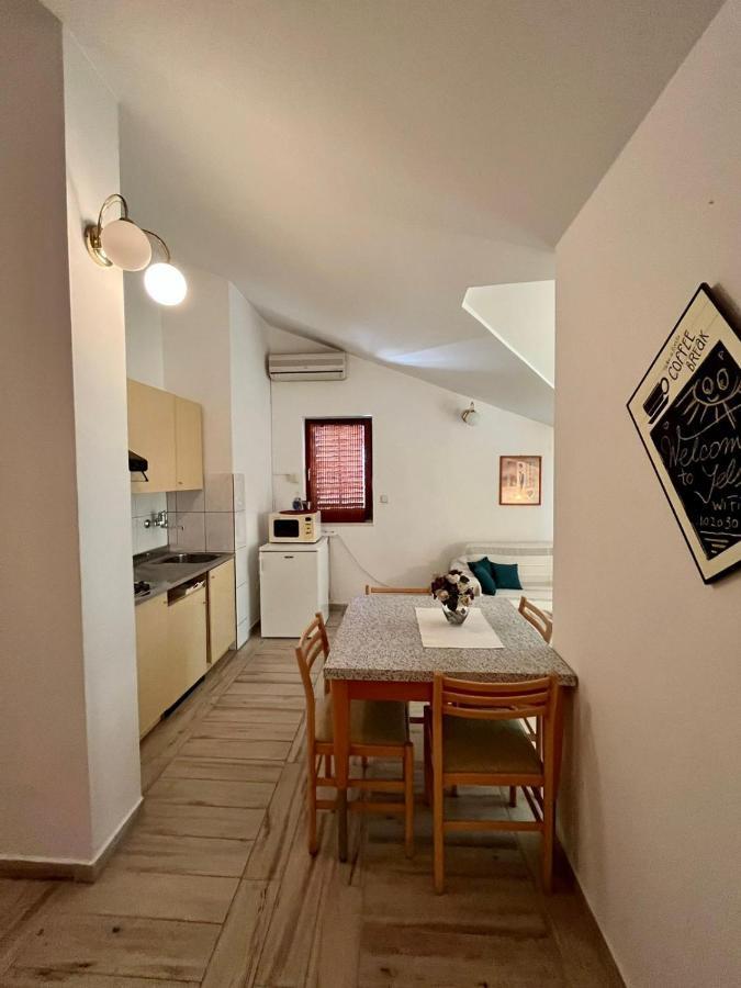 Gorana Apartman With Swimming Pool Daire Jelsa  Dış mekan fotoğraf